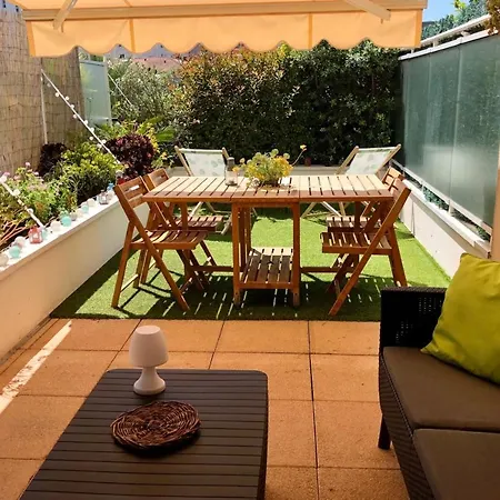 50m With Balcony In A With Pool Daire Le Cannet